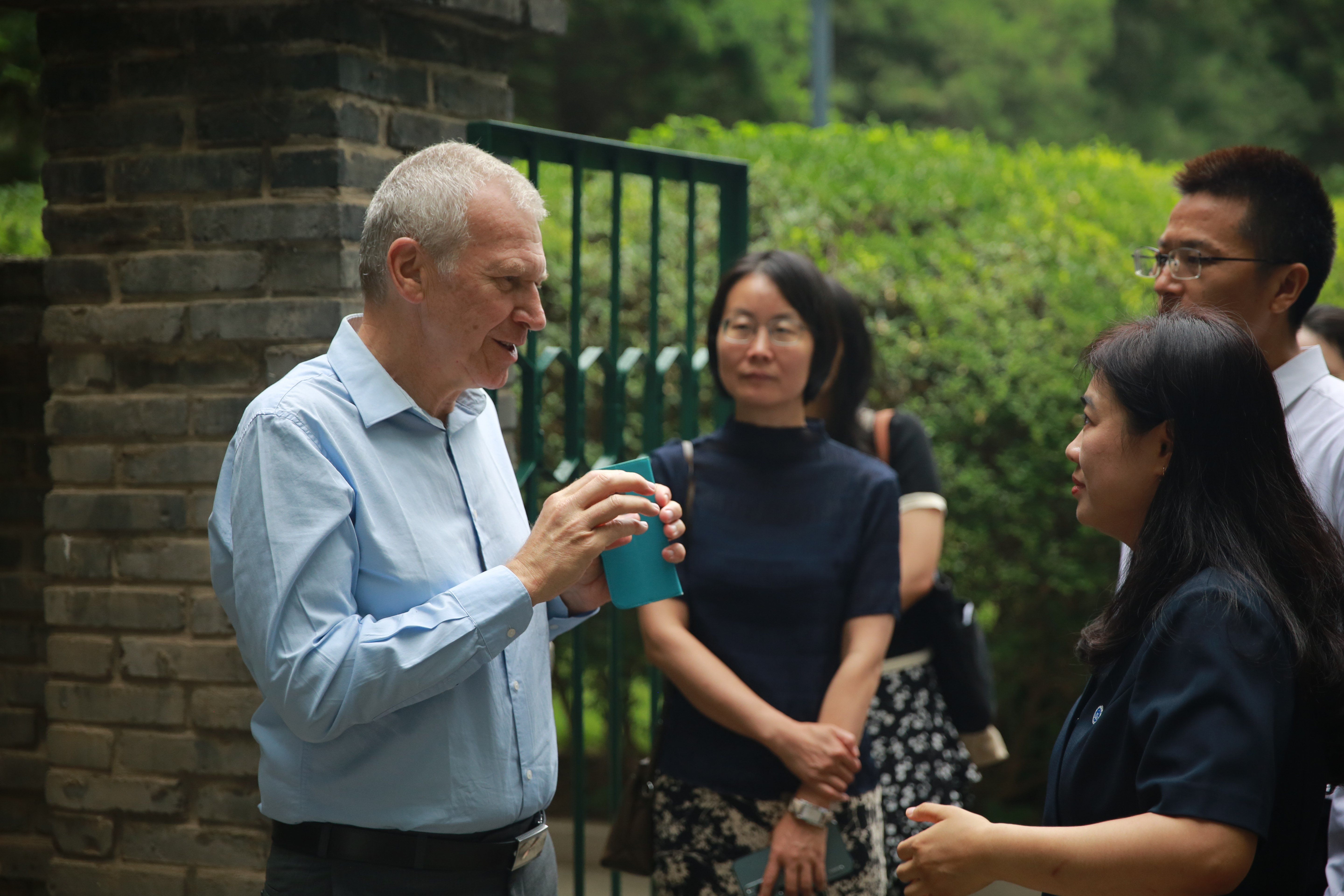 Former Belgian Prime Minister Yves Leterme Visits Matteo Ricci and Foreign Missionaries’ Cemetery